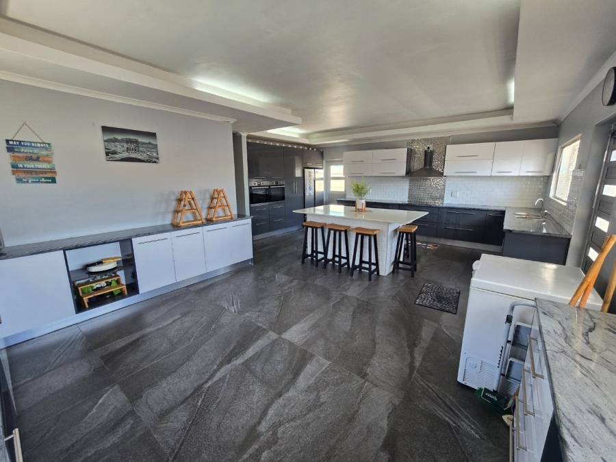 4 Bedroom Property for Sale in Wavecrest Western Cape